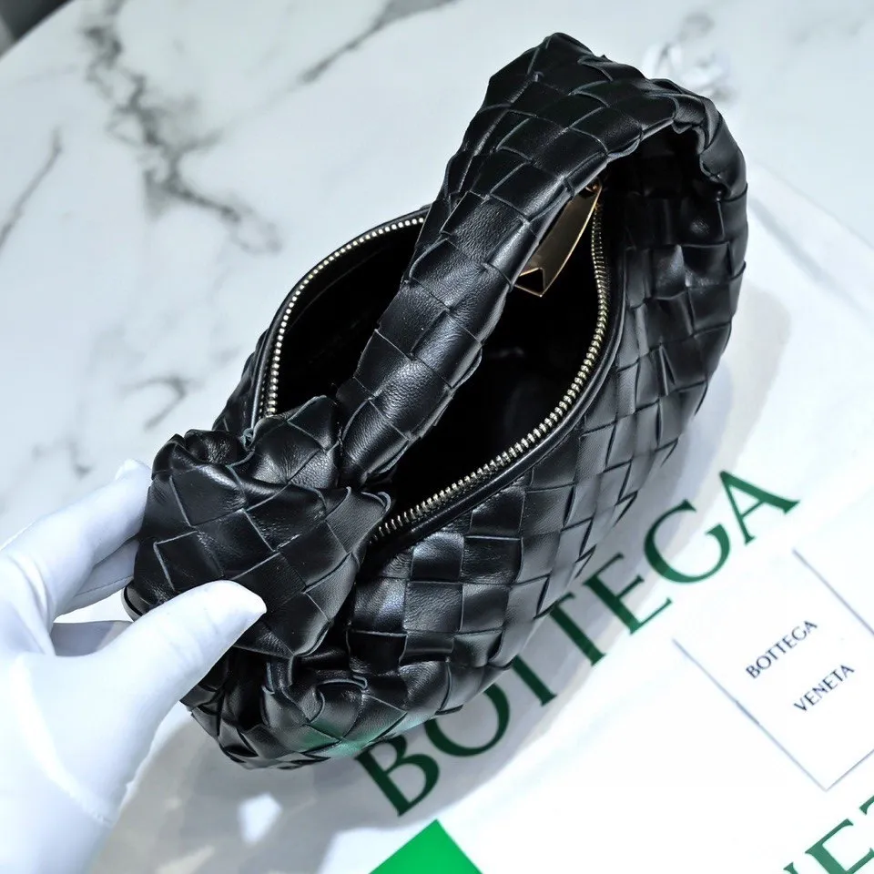 Batch 1120 BV Bottega Veneta 2021 Early Spring New Ladies MINI JODIE Handbag BV Bag 🔥The new method is to round the corners on the original basis and knot the round hobo bag with classic woven leather. The most iconic triangular pull-out design, using sheepskin draped soft shape, is super suitable for concave shapes~ Jodie feels really gentle to people, and is definitely the best item for daily matching. It has the same weave, new elements and twists, is compact and versatile, and is the new favorite of street style Internet celebrities! Dimensions: 23x28x8 Model: 6699-1